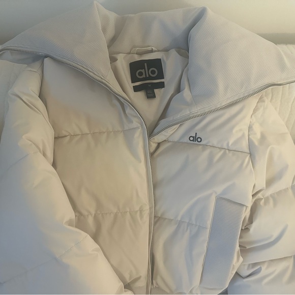 ALO Yoga Cropped Cream Puffer Jacket - Captivate Puffer - Bone - Picture 5 of 6